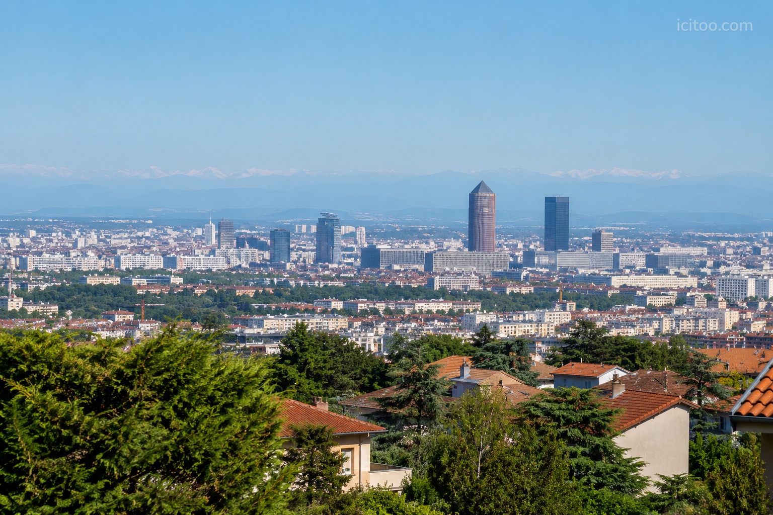 T3 traversant dernier étage vue panoramique sur Lyon — photo 1