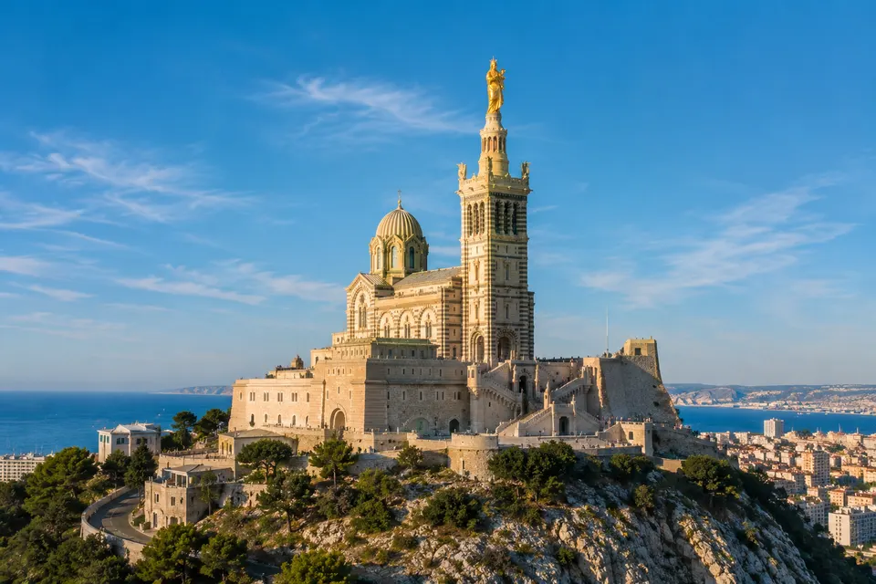 Basilique Notre-Dame-de-la-Garde au-dessus de la mer à Marseille
