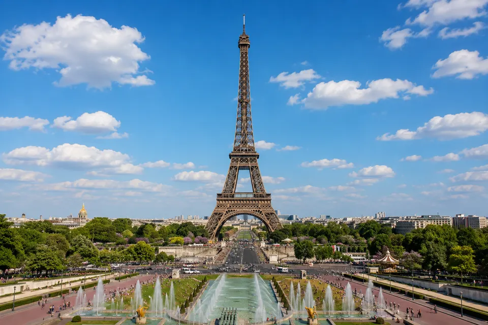 Tour Eiffel et toits parisiens au coucher du soleil